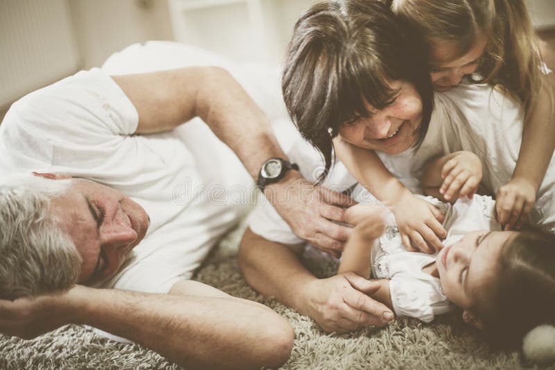 El abuelo y la abuela tienen juego con las nietas En el movimiento fotos de archivo libres de regalías El abuelo y la abuela tienen juego con las nietas En el movimiento fotos de archivo libres de regalías