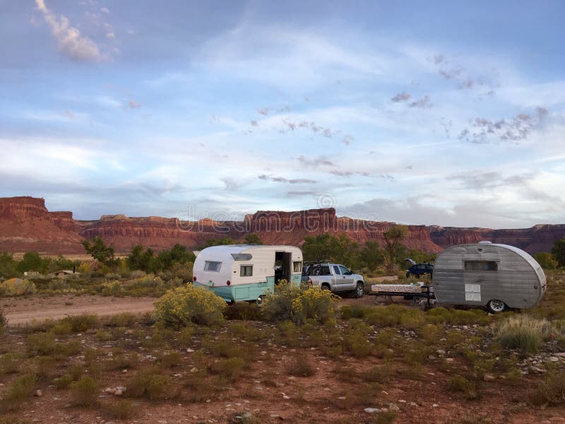 El acampar del desierto rv imagen de archivo. Imagen de recreacional