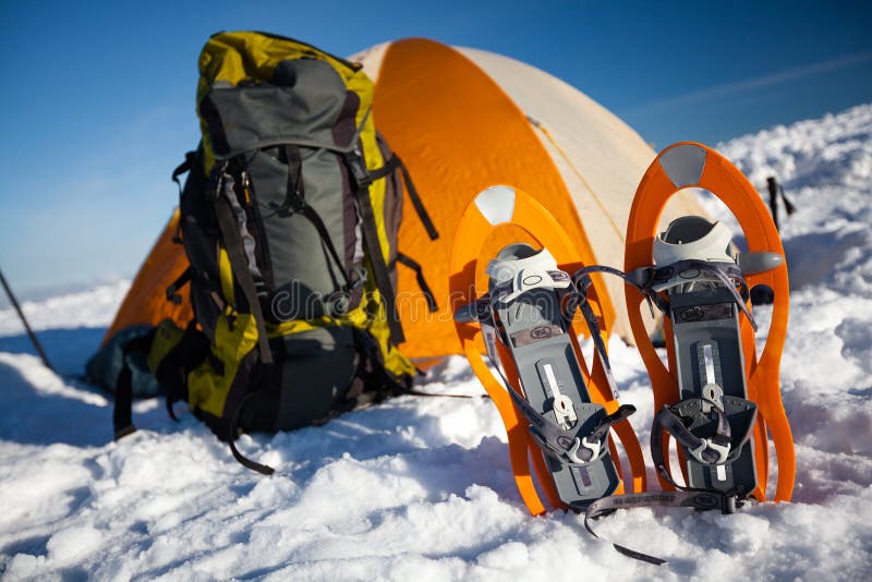 El acampar durante el invierno que camina en montañas cárpatas imagenes de archivo