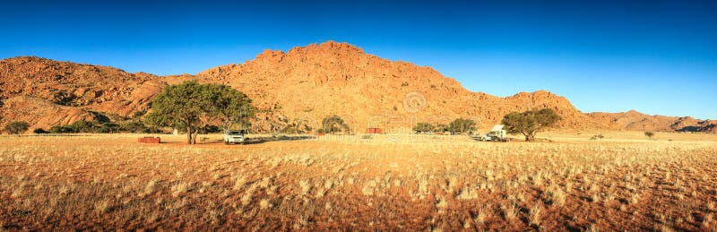 El acampar en desierto con las camionetas pickup y las tiendas Tarde de la puesta del sol imágenes de archivo libres de regalías El acampar en desierto con las camionetas pickup y las tiendas Tarde de la puesta del sol imágenes de archivo libres de regalías
