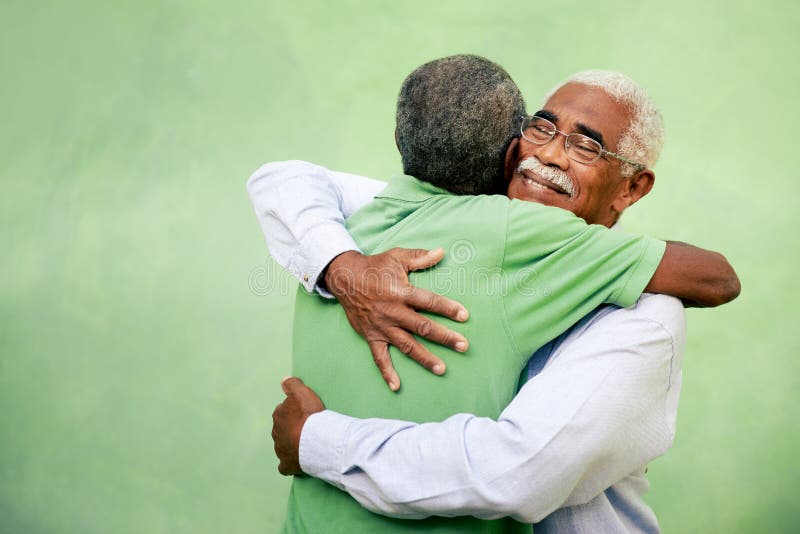 Viejos amigos, dos hombres mayores del afroamericano que se encuentran y que abrazan