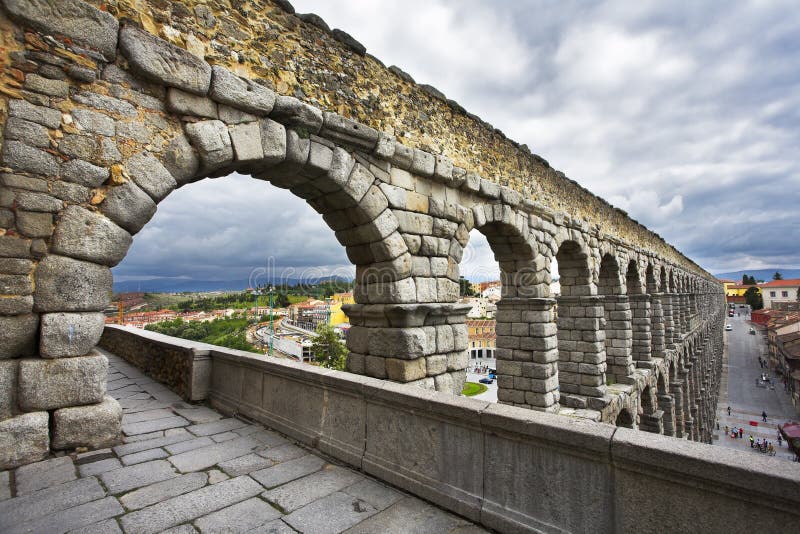 El acueducto y Segovia en el día de mayo fotografía de archivo libre de regalías El acueducto y Segovia en el día de mayo fotografía de archivo libre de regalías
