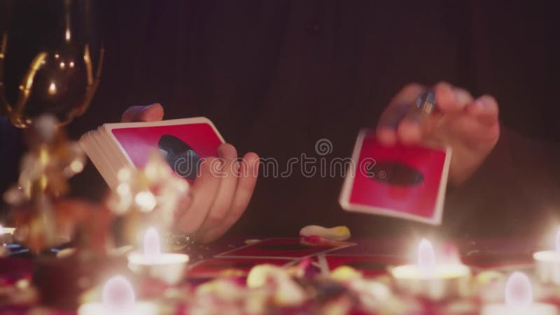 El adivino masculino pone cartas de tarot ocultas sobre la mesa. destino pagano mágico leyendo ritual.