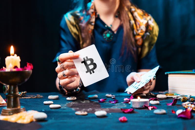 El adivino muestra una carta con la moneda de bitcoin. el concepto de intercambio de criptodivisa impredecible.