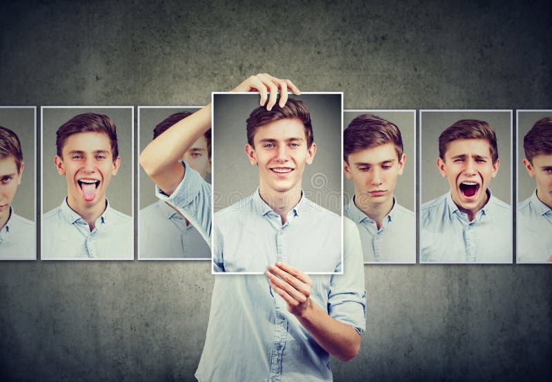 El adolescente enmascarado del hombre que expresa diversas emociones hace frente a expresiones