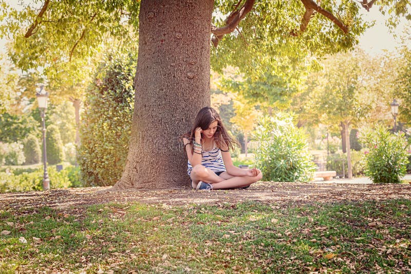 Arbol Con Sustancia Viscosa Y Una Niña Debajo De El