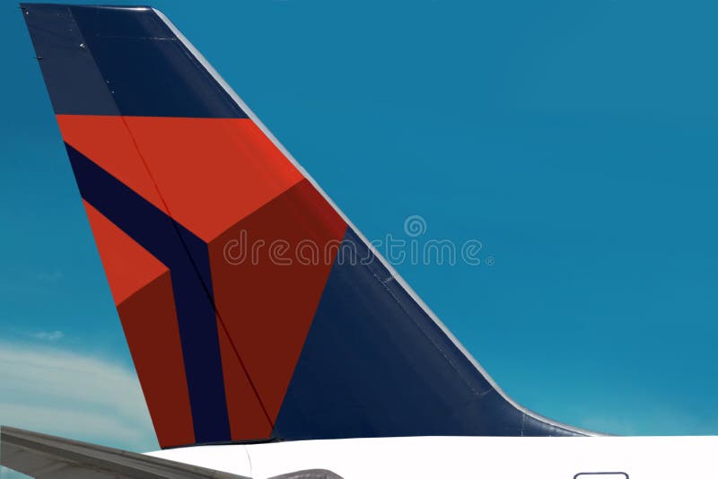 Logotipo de Delta Air Lines en airplain. Cielo, nubes fotografía de archivo libre de regalías