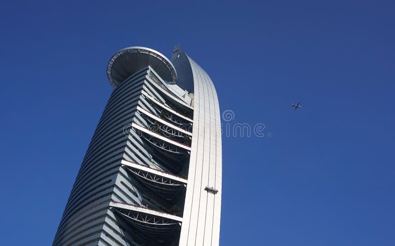 El aeroplano está volando sobre el edificio moderno imagen de archivo El aeroplano está volando sobre el edificio moderno imagen de archivo