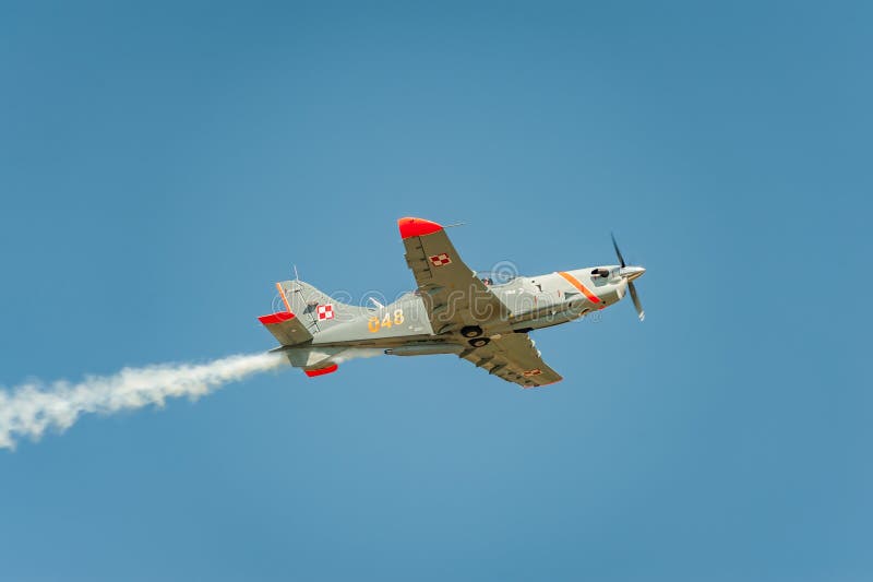 El aeroplano que se realiza en el airshow y las hojas detrás de a fuma en el cielo fotos de archivo libres de regalías