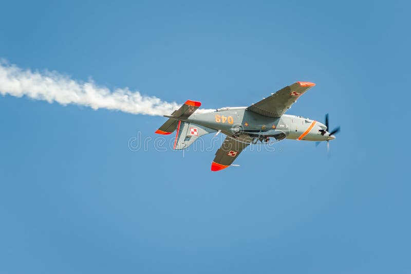 El aeroplano que se realiza en el airshow y las hojas detrás de a fuma en el cielo Vuelo al revés fotos de archivo libres de regalías