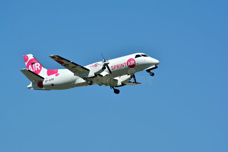 El aeroplano SP-KPK - Saab 340A del pasajero - aire de Sprint es vuelo de la pista del aeropuerto de Varsovia Chopin fotografía de archivo libre de regalías El aeroplano SP-KPK - Saab 340A del pasajero - aire de Sprint es vuelo de la pista del aeropuerto de Varsovia Chopin fotografía de archivo libre de regalías