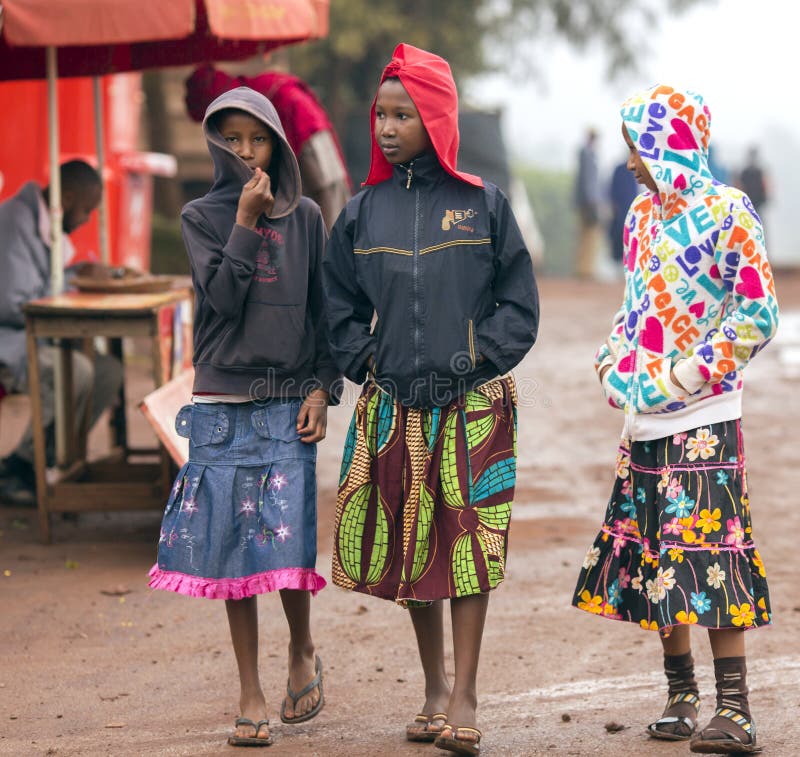 El Africano Tres Vistió Mal a Chicas Jóvenes En Las Calles En Arusha Imagen editorial - Imagen de calle, sucio: 79576430 El Africano Tres Vistió Mal a Chicas Jóvenes En Las Calles En Arusha Imagen editorial - Imagen de calle, sucio: 79576430