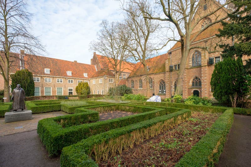 El Agathaplein con la estatua al lado del Prinsenhof en cerámica de Delft, los Países Bajos fotografía de archivo libre de regalías El Agathaplein con la estatua al lado del Prinsenhof en cerámica de Delft, los Países Bajos fotografía de archivo libre de regalías
