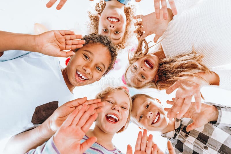 El agitar feliz de los niños fotos de archivo libres de regalías