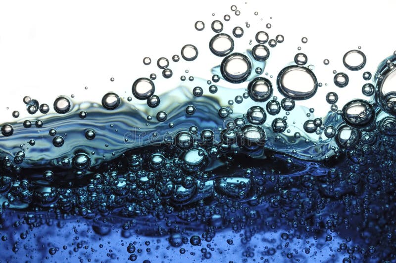 El agua azul burbujea extracto