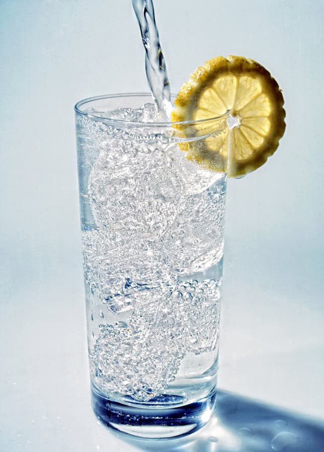 Свежая холодная вода. Стакан холодной воды. Минеральная вода в стакане. Запотевший стакан с водой. Холодная минералка.