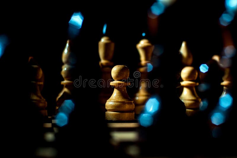 El ajedrez es un juego de mesa de la l?gica con los pedazos especiales en un tablero de 64 c?lulas para dos opositores, combinand fotografía de archivo libre de regalías El ajedrez es un juego de mesa de la l?gica con los pedazos especiales en un tablero de 64 c?lulas para dos opositores, combinand fotografía de archivo libre de regalías