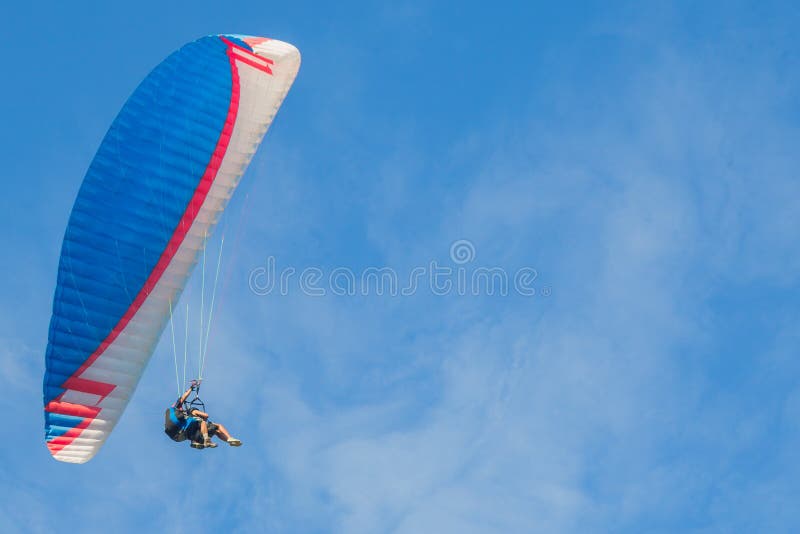 El ala flexible se eleva contra un cielo azul tandem fotos de archivo El ala flexible se eleva contra un cielo azul tandem fotos de archivo