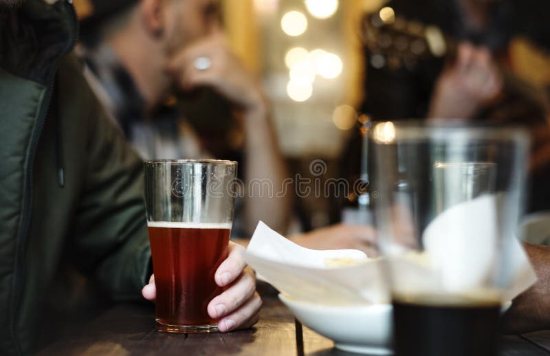 El alcohol del brebaje de los licores de la cerveza del arte celebra concepto del refresco