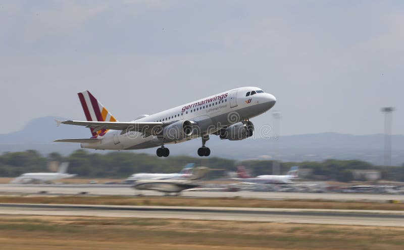 El alemán se va volando el avión de pasajeros que saca del aeropuerto de Mallorca fotografía de archivo El alemán se va volando el avión de pasajeros que saca del aeropuerto de Mallorca fotografía de archivo