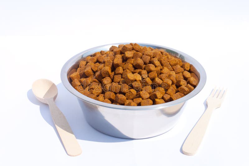 El alimento de perro imagen de archivo. Imagen de colina 20704929