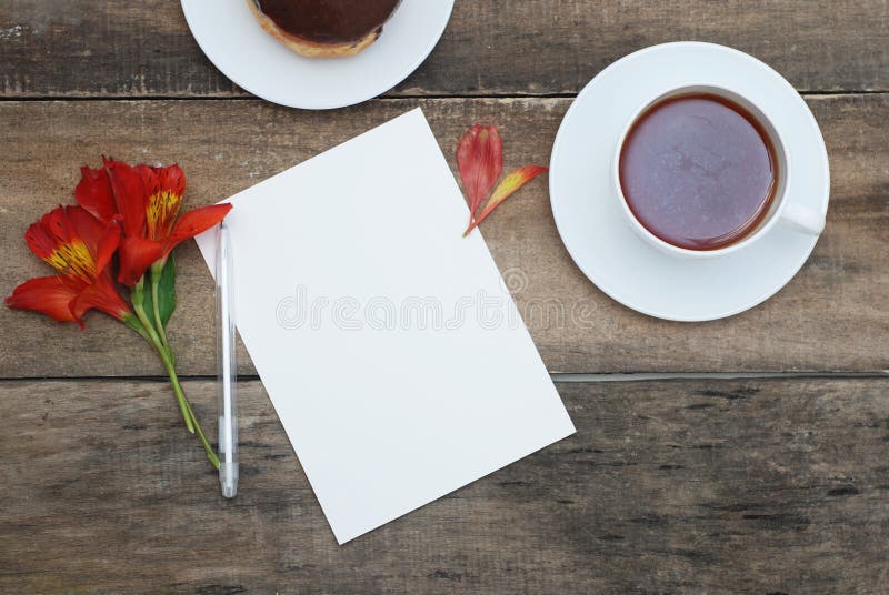 El Alstroemeria hermoso vacío blanco del papel en blanco florece la tabla de madera rústica imagenes de archivo El Alstroemeria hermoso vacío blanco del papel en blanco florece la tabla de madera rústica imagenes de archivo