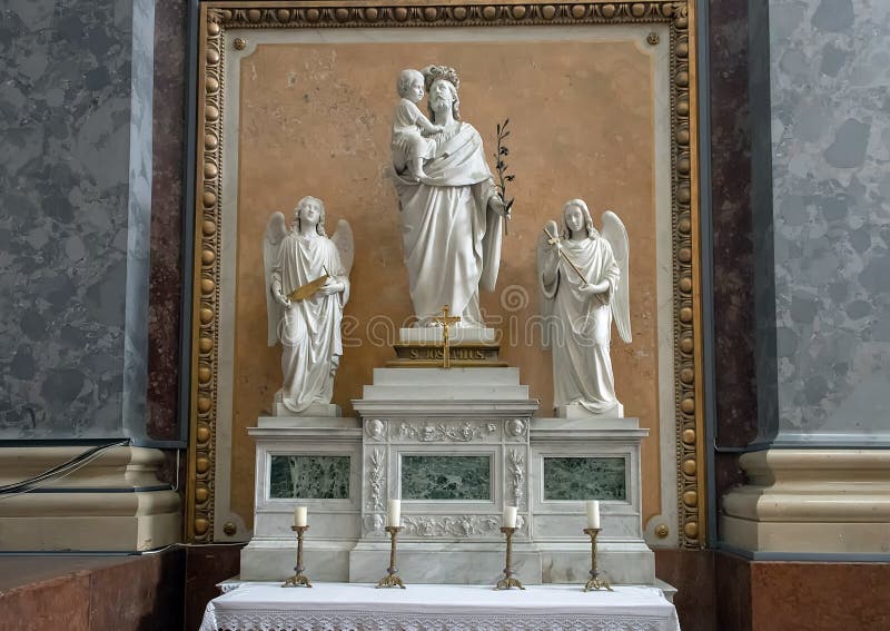 El altar dentro de la basílica de Esztergom, Esztergom, Hungría de Saint Joseph imagen de archivo El altar dentro de la basílica de Esztergom, Esztergom, Hungría de Saint Joseph imagen de archivo
