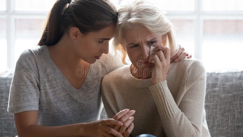 El amor crecido encima de hija calma a la madre envejecida media fotos de archivo libres de regalías El amor crecido encima de hija calma a la madre envejecida media fotos de archivo libres de regalías