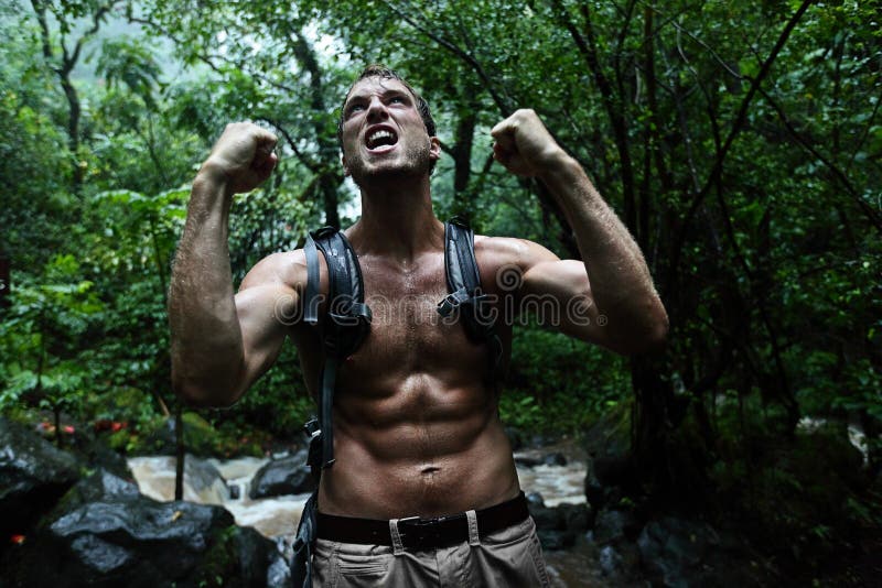 El animar fuerte del hombre de la supervivencia en selva tropical de la selva foto de archivo libre de regalías El animar fuerte del hombre de la supervivencia en selva tropical de la selva foto de archivo libre de regalías