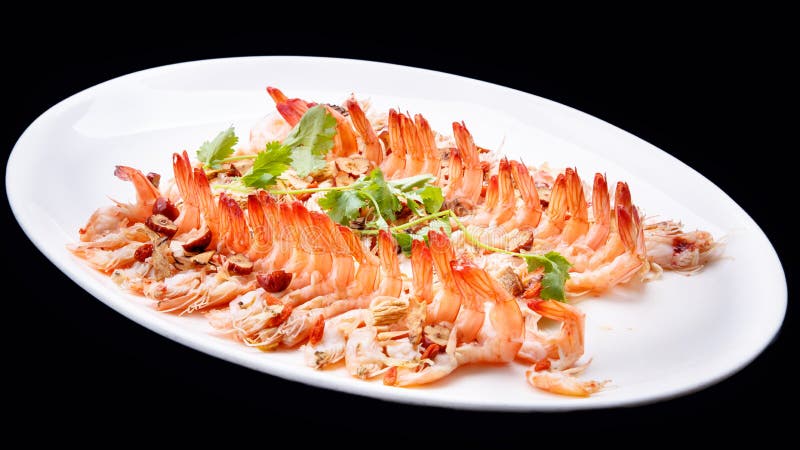 El aperitivo de la gamba del camarón cocinado sazonó el plato de los mariscos aislado en el fondo negro, cocina china imágenes de archivo libres de regalías El aperitivo de la gamba del camarón cocinado sazonó el plato de los mariscos aislado en el fondo negro, cocina china imágenes de archivo libres de regalías