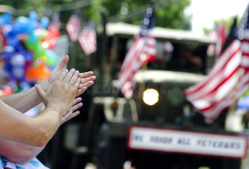 El aplaudir de manos en el desfile de los veteranos