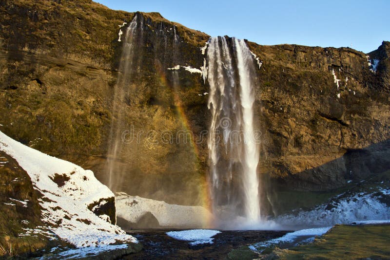 El arco iris cogió en la niebla y la luz de la tarde, cascada de Seljalandsfoss, Islandia fotos de archivo libres de regalías El arco iris cogió en la niebla y la luz de la tarde, cascada de Seljalandsfoss, Islandia fotos de archivo libres de regalías