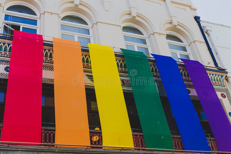 El arco iris señala por medio de una bandera de un edificio en la calle principal Grafton Str del ` s de Dublín fotografía de archivo libre de regalías El arco iris señala por medio de una bandera de un edificio en la calle principal Grafton Str del ` s de Dublín fotografía de archivo libre de regalías