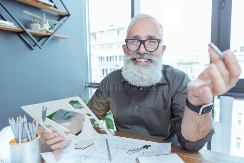 Download El Arquitecto Canoso Positivo Es Modelo De Tenencia Con Sonrisa Foto de archivo - Imagen de inspiración, mayor: 100531326