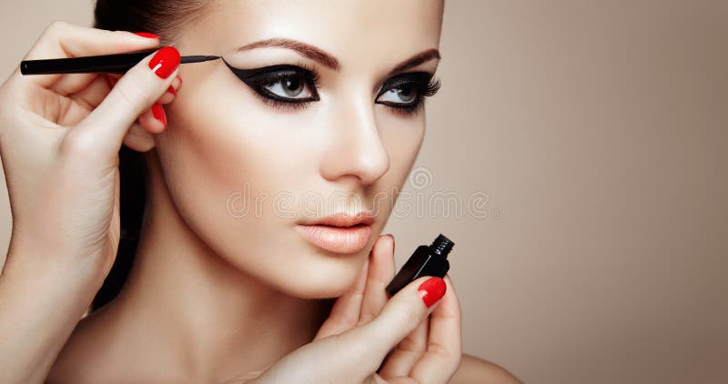 El artista de maquillaje aplica el sombreador de ojos