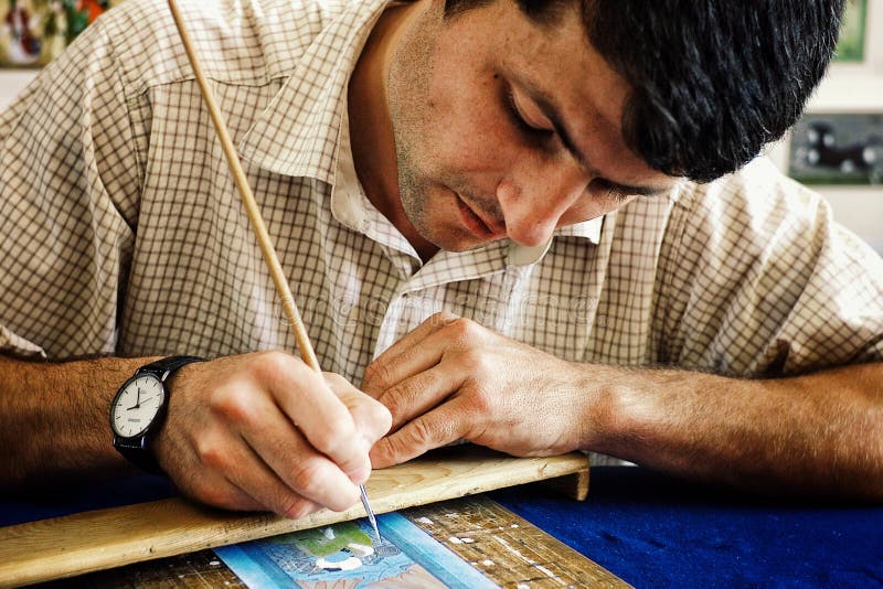 el artista de pintura está trabajando en una pequeña escena en su taller fotografía de archivo el artista de pintura está trabajando en una pequeña escena en su taller fotografía de archivo