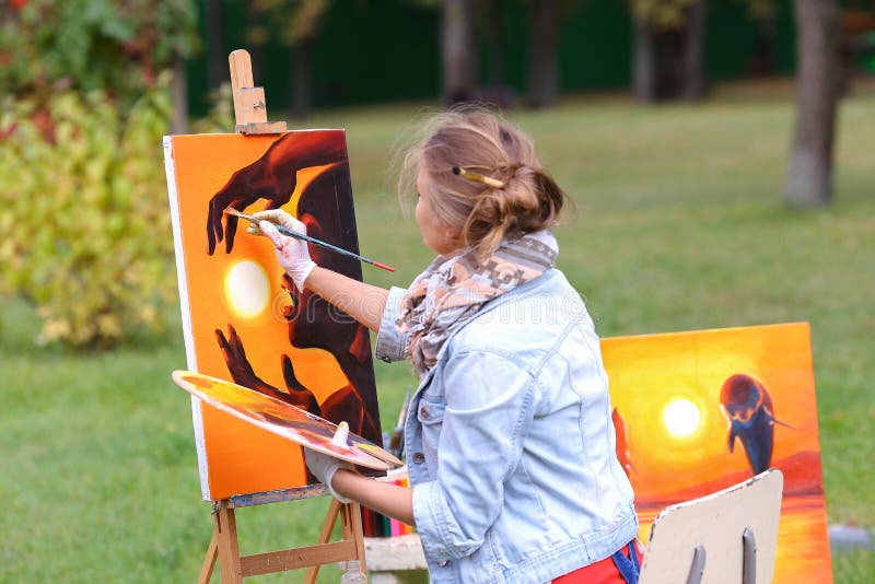 El artista europeo hermoso del aspecto sostiene la paleta y cepilla a foto de archivo libre de regalías El artista europeo hermoso del aspecto sostiene la paleta y cepilla a foto de archivo libre de regalías