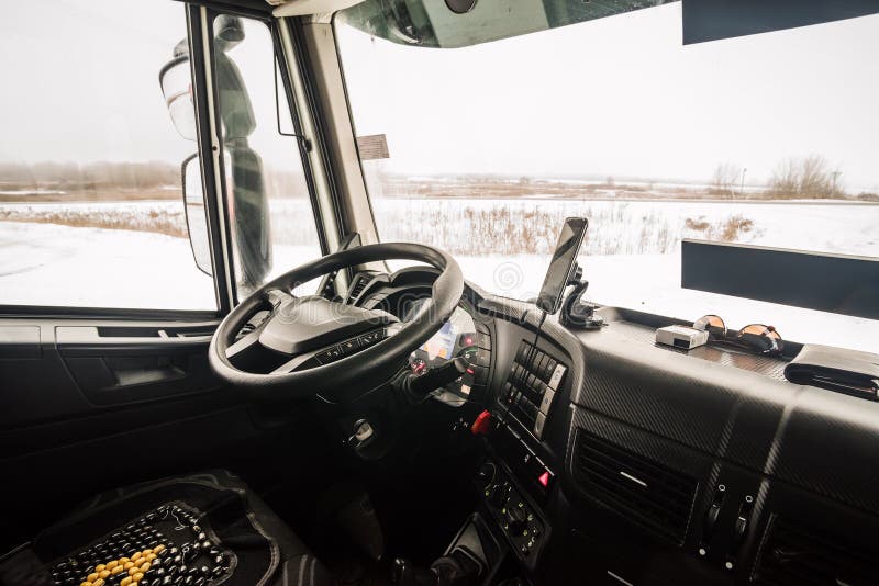 El asiento de los conductores en la cabina del camión en la vista interior