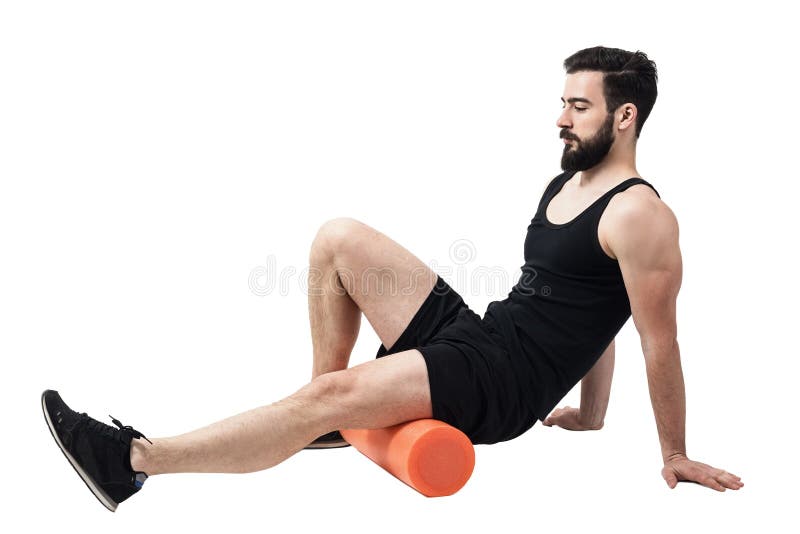 El atleta que da masajes y que estira al becerro de las piernas muscles con el rodillo de la espuma