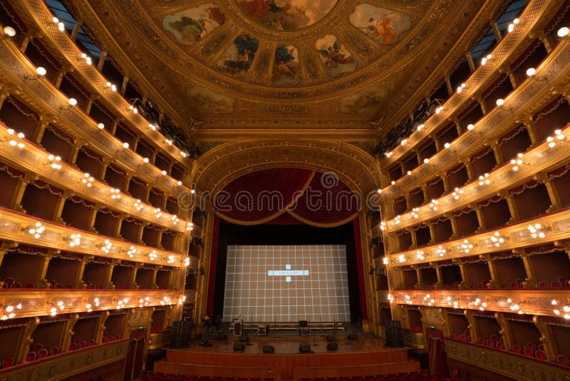 El auditorio de Teatro Massimo Vittorio Emanuele fotografía de archivo libre de regalías El auditorio de Teatro Massimo Vittorio Emanuele fotografía de archivo libre de regalías