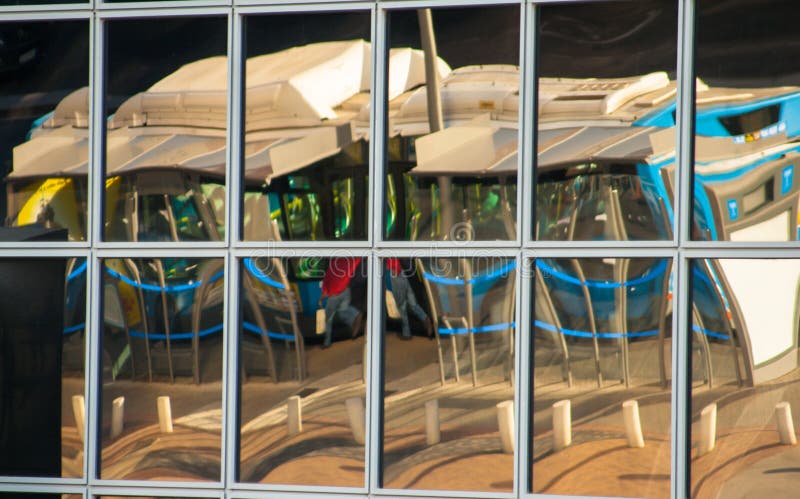 El autobús reflejó en un edificio Reflexiones urbanas en edificios Im?genes abstractas deformando mirrorsabstra fotografía de archivo libre de regalías El autobús reflejó en un edificio Reflexiones urbanas en edificios Im?genes abstractas deformando mirrorsabstra fotografía de archivo libre de regalías