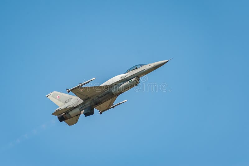 Tukums, Letonia, el 20 de julio de 2019: Airshow ‘alas sobre Países Bálticos Airshow 2019” El avión de caza a reacción vuela y muestra un funcionamiento en el airshow en el cielo azul claro