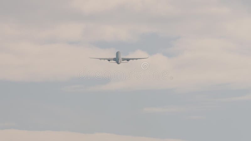 El avión de pasajeros desaparece de la vista trasera almacen de metraje de vídeo