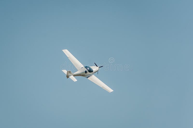 El avión vuela y muestra un funcionamiento en el airshow en el cielo azul claro fotografía de archivo libre de regalías