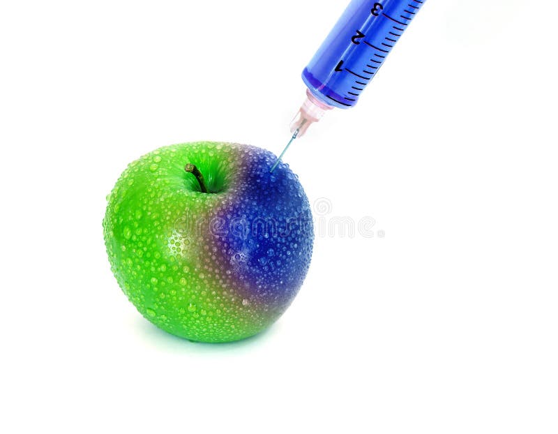 El azul vibrante de la inyección en manzana mojada fresca roja con la jeringuilla en el fondo blanco para renueva energía, OGM o imagen de archivo libre de regalías El azul vibrante de la inyección en manzana mojada fresca roja con la jeringuilla en el fondo blanco para renueva energía, OGM o imagen de archivo libre de regalías