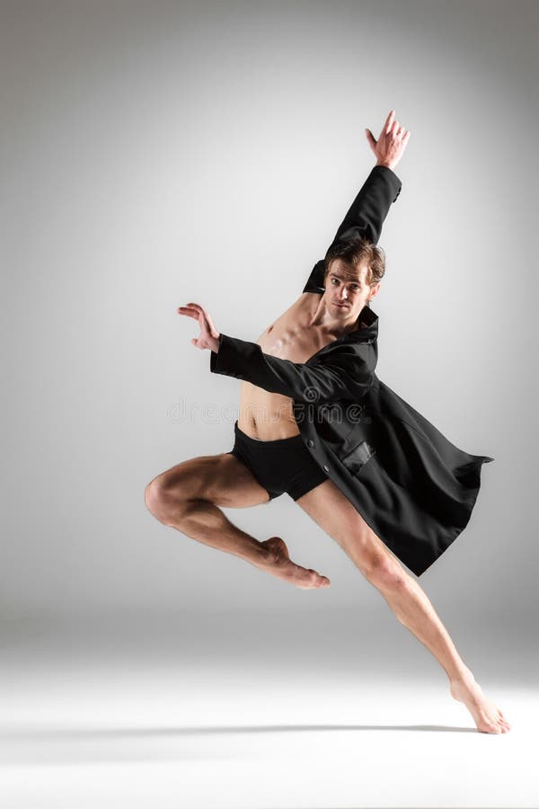El bailarín de ballet moderno atractivo joven en blanco foto de archivo libre de regalías El bailarín de ballet moderno atractivo joven en blanco foto de archivo libre de regalías