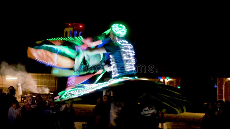 El bailarín de Tanoura gira las faldas iluminadas en pueblo beduino