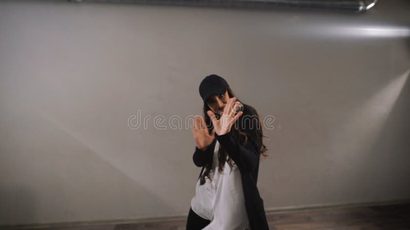 El bailarín profesional utiliza activamente los movimientos de la mano en su danza moderna Expresiones faciales imponentes de la almacen de metraje de vídeo