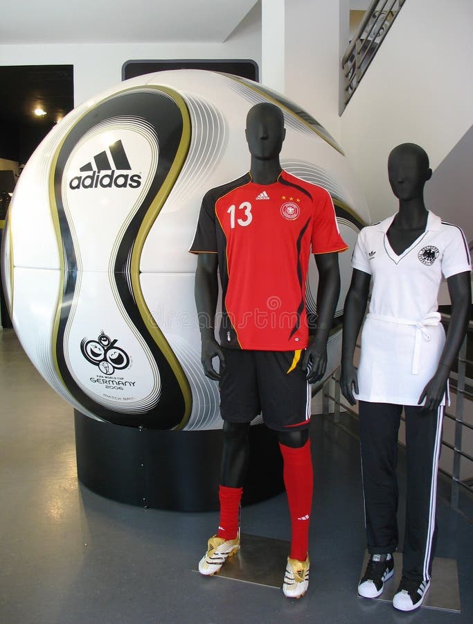 El Balón De Fútbol De Adidas Teamgeist Es La Oficial Partido Del Mundial 2006 De La FIFA de archivo editorial - Imagen de ventiladores, esfera: 41937808