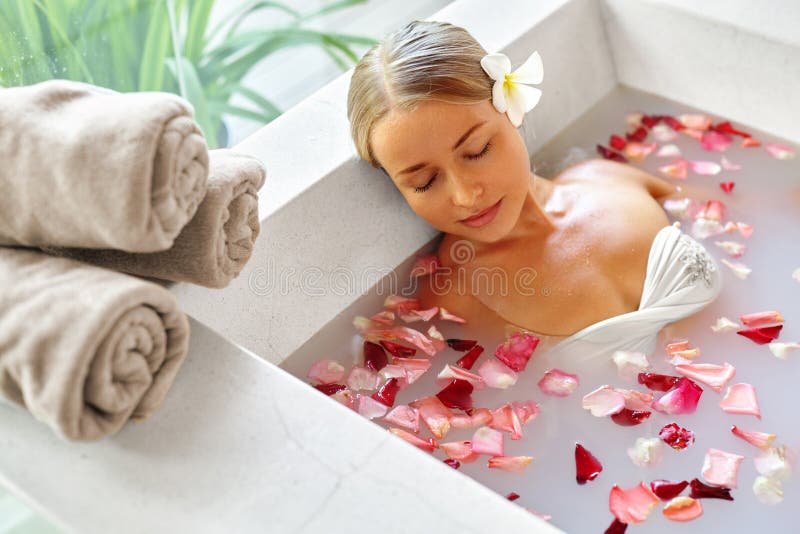 El balneario relaja el baño de la flor Salud de la mujer, tratamiento de la belleza, cuidado del cuerpo imagen de archivo El balneario relaja el baño de la flor Salud de la mujer, tratamiento de la belleza, cuidado del cuerpo imagen de archivo